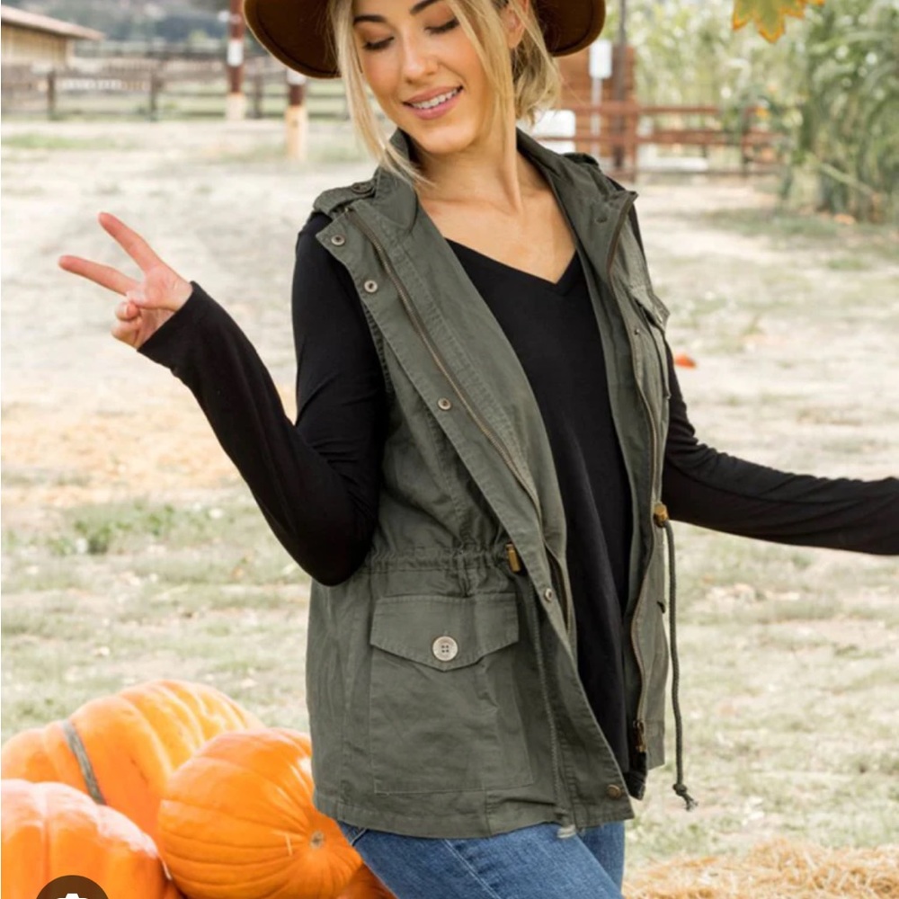 Like New! Hooded Utility Vest in Army Green - Small